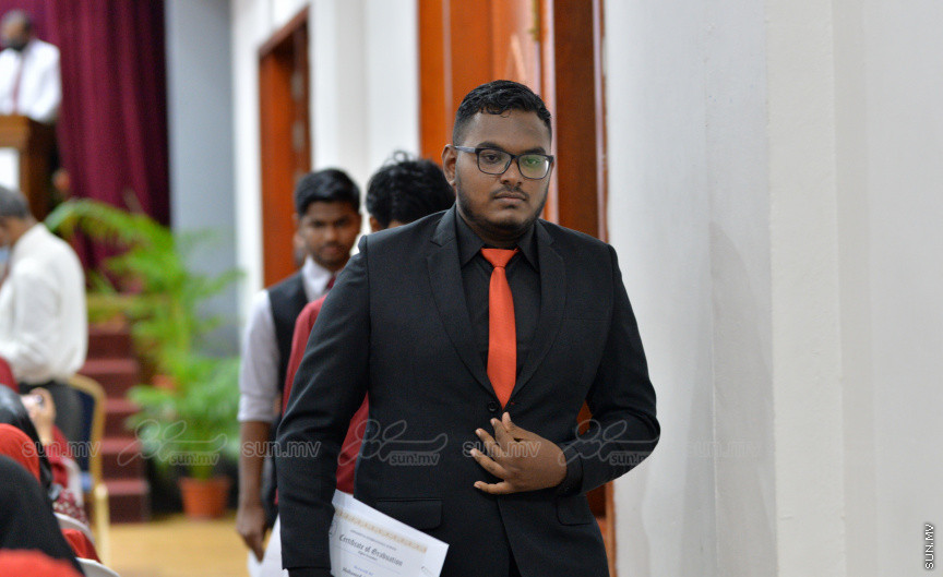 މިދިޔަ އަހަރު އަހްމަދިއްޔާ އިންޓަނޭޝަނަލް ސްކޫލްގެ އޭލެވެލް ގްރެޖުއޭޝަން ރަސްމިއްޔާތުގެ ތެރެއިން --- ސަން ފޮޓޯ/ އަހްމަދު އާޒިފް