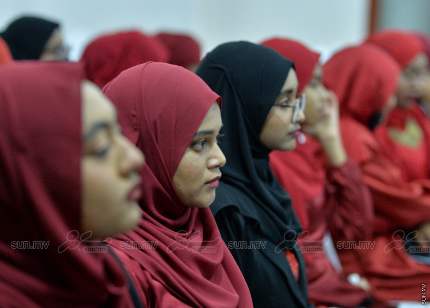 މިދިޔަ އަހަރު އަހްމަދިއްޔާ އިންޓަނޭޝަނަލް ސްކޫލްގެ އޭލެވެލް ގްރެޖުއޭޝަން ރަސްމިއްޔާތުގެ ތެރެއިން --- ސަން ފޮޓޯ/ އަހްމަދު އާޒިފް