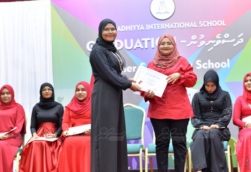 މިދިޔަ އަހަރު އަހްމަދިއްޔާ އިންޓަނޭޝަނަލް ސްކޫލްގެ އޭލެވެލް ގްރެޖުއޭޝަން ރަސްމިއްޔާތުގެ ތެރެއިން --- ސަން ފޮޓޯ/ އަހްމަދު އާޒިފް