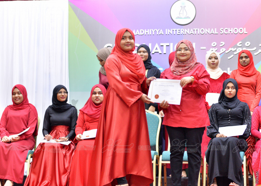 މިދިޔަ އަހަރު އަހްމަދިއްޔާ އިންޓަނޭޝަނަލް ސްކޫލްގެ އޭލެވެލް ގްރެޖުއޭޝަން ރަސްމިއްޔާތުގެ ތެރެއިން --- ސަން ފޮޓޯ/ އަހްމަދު އާޒިފް