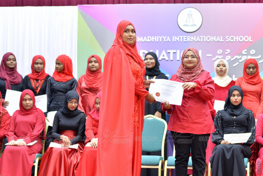 މިދިޔަ އަހަރު އަހްމަދިއްޔާ އިންޓަނޭޝަނަލް ސްކޫލްގެ އޭލެވެލް ގްރެޖުއޭޝަން ރަސްމިއްޔާތުގެ ތެރެއިން --- ސަން ފޮޓޯ/ އަހްމަދު އާޒިފް
