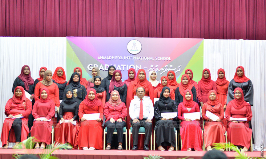 މިދިޔަ އަހަރު އަހްމަދިއްޔާ އިންޓަނޭޝަނަލް ސްކޫލްގެ އޭލެވެލް ގްރެޖުއޭޝަން ރަސްމިއްޔާތުގެ ތެރެއިން --- ސަން ފޮޓޯ/ އަހްމަދު އާޒިފް