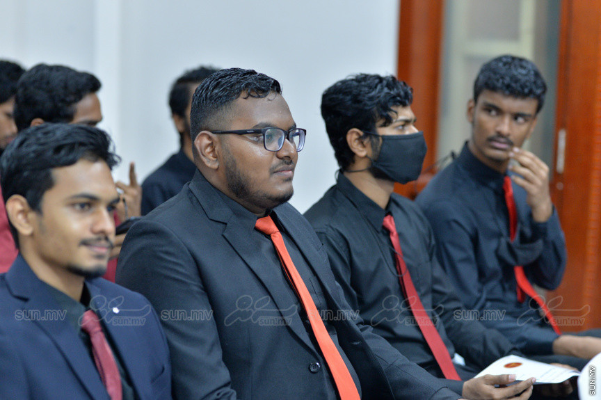 މިދިޔަ އަހަރު އަހްމަދިއްޔާ އިންޓަނޭޝަނަލް ސްކޫލްގެ އޭލެވެލް ގްރެޖުއޭޝަން ރަސްމިއްޔާތުގެ ތެރެއިން --- ސަން ފޮޓޯ/ އަހްމަދު އާޒިފް