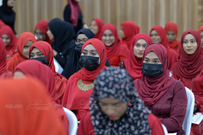 މިދިޔަ އަހަރު އަހްމަދިއްޔާ އިންޓަނޭޝަނަލް ސްކޫލްގެ އޭލެވެލް ގްރެޖުއޭޝަން ރަސްމިއްޔާތުގެ ތެރެއިން --- ސަން ފޮޓޯ/ އަހްމަދު އާޒިފް