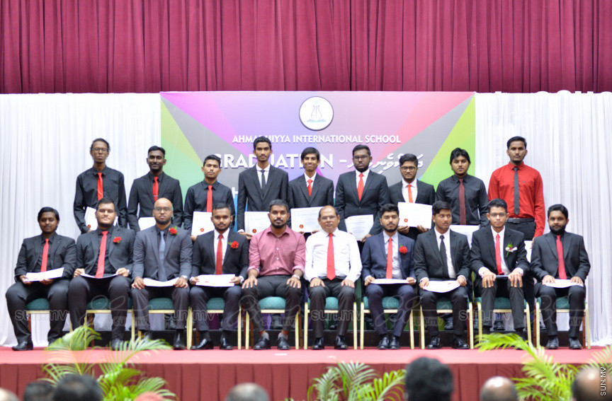 މިދިޔަ އަހަރު އަހްމަދިއްޔާ އިންޓަނޭޝަނަލް ސްކޫލްގެ އޭލެވެލް ގްރެޖުއޭޝަން ރަސްމިއްޔާތުގެ ތެރެއިން --- ސަން ފޮޓޯ/ އަހްމަދު އާޒިފް