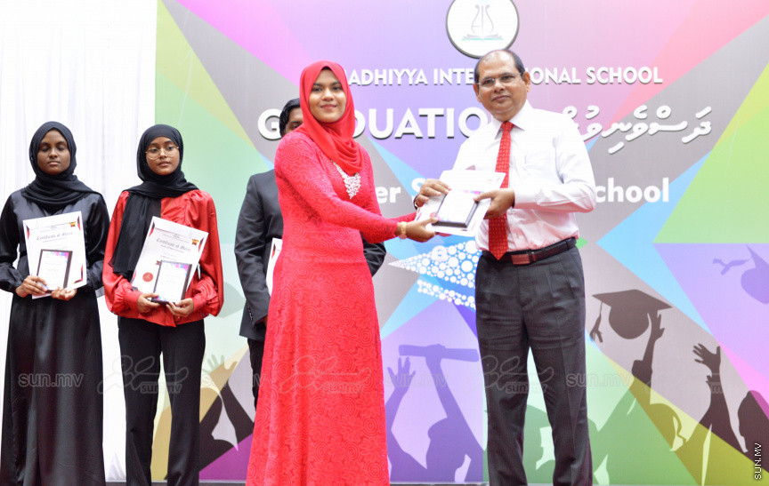 މިދިޔަ އަހަރު އަހްމަދިއްޔާ އިންޓަނޭޝަނަލް ސްކޫލްގެ އޭލެވެލް ގްރެޖުއޭޝަން ރަސްމިއްޔާތުގެ ތެރެއިން --- ސަން ފޮޓޯ/ އަހްމަދު އާޒިފް