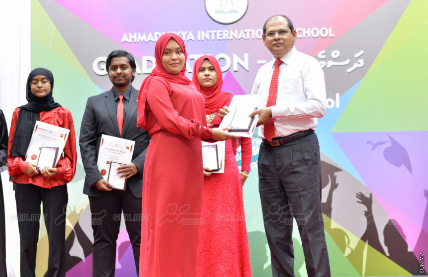 މިދިޔަ އަހަރު އަހްމަދިއްޔާ އިންޓަނޭޝަނަލް ސްކޫލްގެ އޭލެވެލް ގްރެޖުއޭޝަން ރަސްމިއްޔާތުގެ ތެރެއިން --- ސަން ފޮޓޯ/ އަހްމަދު އާޒިފް