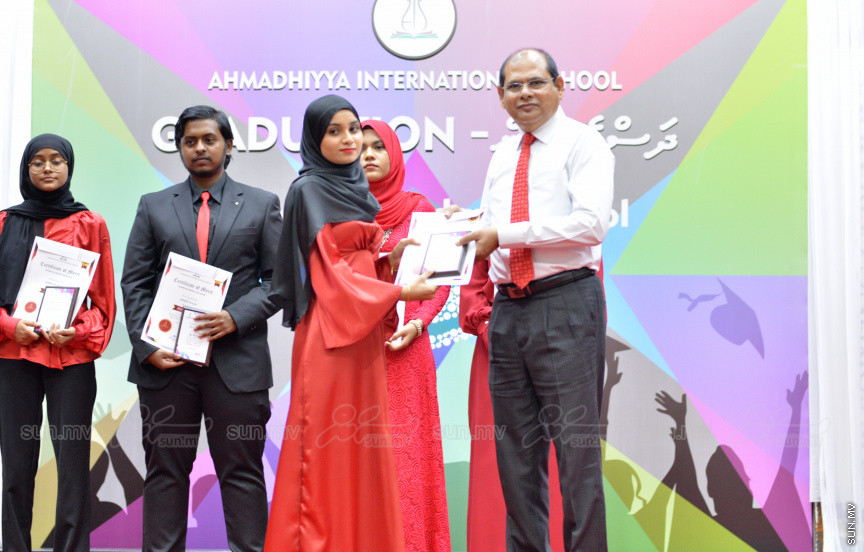 މިދިޔަ އަހަރު އަހްމަދިއްޔާ އިންޓަނޭޝަނަލް ސްކޫލްގެ އޭލެވެލް ގްރެޖުއޭޝަން ރަސްމިއްޔާތުގެ ތެރެއިން --- ސަން ފޮޓޯ/ އަހްމަދު އާޒިފް