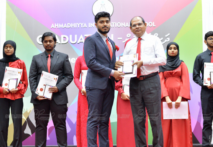 މިދިޔަ އަހަރު އަހްމަދިއްޔާ އިންޓަނޭޝަނަލް ސްކޫލްގެ އޭލެވެލް ގްރެޖުއޭޝަން ރަސްމިއްޔާތުގެ ތެރެއިން --- ސަން ފޮޓޯ/ އަހްމަދު އާޒިފް
