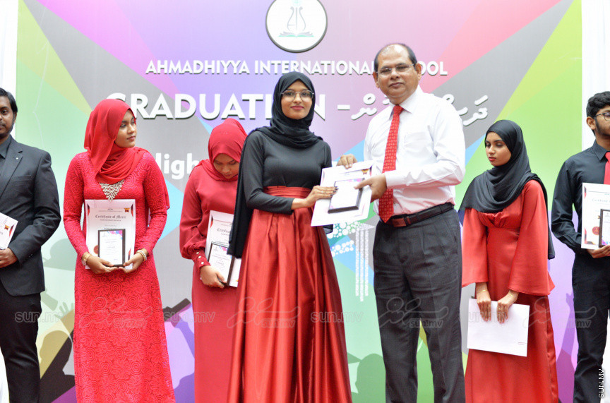 މިދިޔަ އަހަރު އަހްމަދިއްޔާ އިންޓަނޭޝަނަލް ސްކޫލްގެ އޭލެވެލް ގްރެޖުއޭޝަން ރަސްމިއްޔާތުގެ ތެރެއިން --- ސަން ފޮޓޯ/ އަހްމަދު އާޒިފް