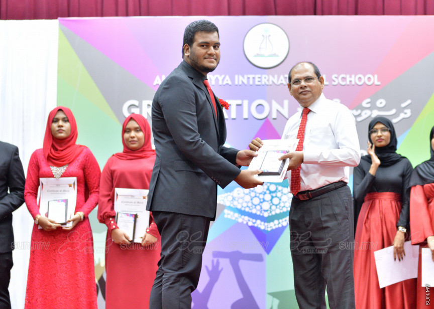 މިދިޔަ އަހަރު އަހްމަދިއްޔާ އިންޓަނޭޝަނަލް ސްކޫލްގެ އޭލެވެލް ގްރެޖުއޭޝަން ރަސްމިއްޔާތުގެ ތެރެއިން --- ސަން ފޮޓޯ/ އަހްމަދު އާޒިފް