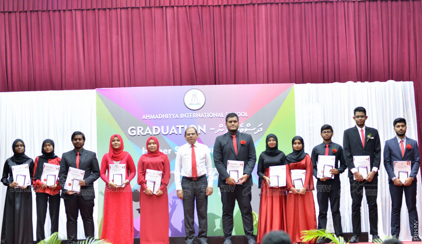 މިދިޔަ އަހަރު އަހްމަދިއްޔާ އިންޓަނޭޝަނަލް ސްކޫލްގެ އޭލެވެލް ގްރެޖުއޭޝަން ރަސްމިއްޔާތުގެ ތެރެއިން --- ސަން ފޮޓޯ/ އަހްމަދު އާޒިފް