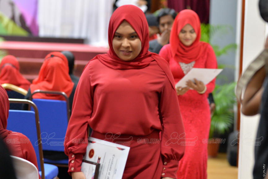 މިދިޔަ އަހަރު އަހްމަދިއްޔާ އިންޓަނޭޝަނަލް ސްކޫލްގެ އޭލެވެލް ގްރެޖުއޭޝަން ރަސްމިއްޔާތުގެ ތެރެއިން --- ސަން ފޮޓޯ/ އަހްމަދު އާޒިފް