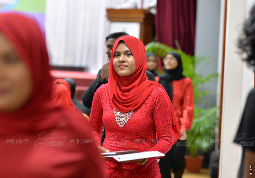 މިދިޔަ އަހަރު އަހްމަދިއްޔާ އިންޓަނޭޝަނަލް ސްކޫލްގެ އޭލެވެލް ގްރެޖުއޭޝަން ރަސްމިއްޔާތުގެ ތެރެއިން --- ސަން ފޮޓޯ/ އަހްމަދު އާޒިފް
