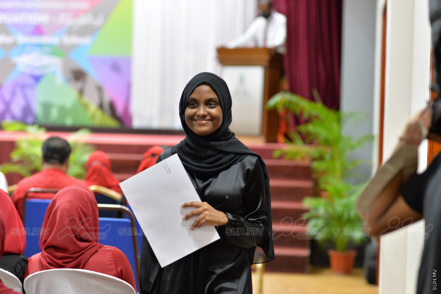 މިދިޔަ އަހަރު އަހްމަދިއްޔާ އިންޓަނޭޝަނަލް ސްކޫލްގެ އޭލެވެލް ގްރެޖުއޭޝަން ރަސްމިއްޔާތުގެ ތެރެއިން --- ސަން ފޮޓޯ/ އަހްމަދު އާޒިފް