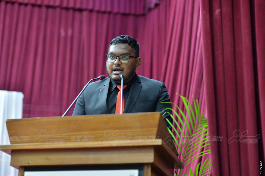 މިދިޔަ އަހަރު އަހްމަދިއްޔާ އިންޓަނޭޝަނަލް ސްކޫލްގެ އޭލެވެލް ގްރެޖުއޭޝަން ރަސްމިއްޔާތުގެ ތެރެއިން --- ސަން ފޮޓޯ/ އަހްމަދު އާޒިފް