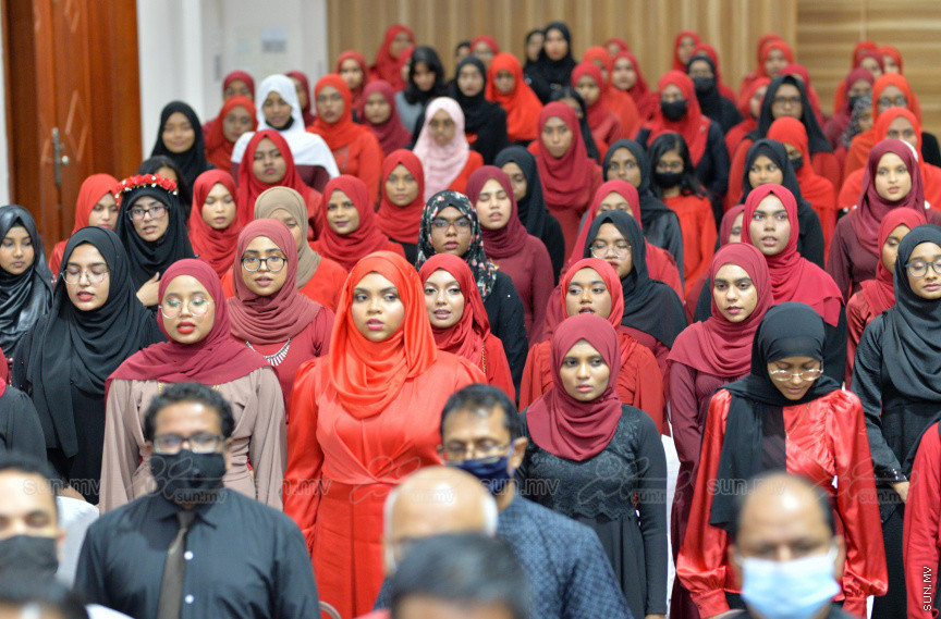 މިދިޔަ އަހަރު އަހްމަދިއްޔާ އިންޓަނޭޝަނަލް ސްކޫލްގެ އޭލެވެލް ގްރެޖުއޭޝަން ރަސްމިއްޔާތުގެ ތެރެއިން --- ސަން ފޮޓޯ/ އަހްމަދު އާޒިފް