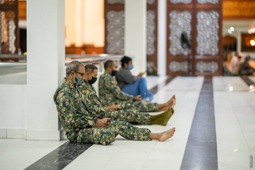 ނަސްރުގެ ދުވަހު ސިފައިން ޖަމާއަތުގައި ނަމާދު ކުރަނީ -- ސަން ފޮޓޯ/ މުހައްމަދު ހައްޔާން 