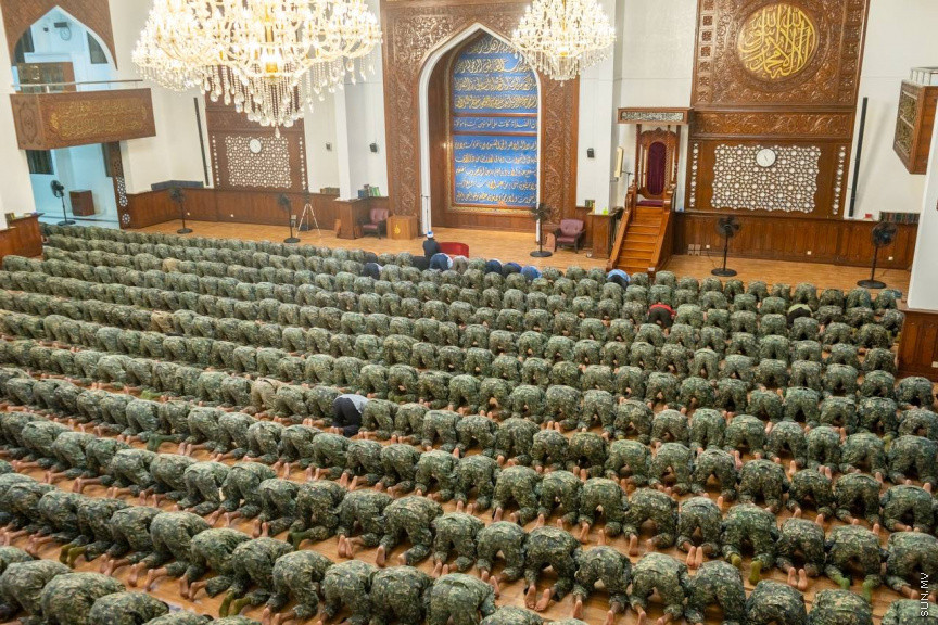 ނަސްރުގެ ދުވަހު ސިފައިން ޖަމާއަތުގައި ނަމާދު ކުރަނީ -- ސަން ފޮޓޯ/ މުހައްމަދު ހައްޔާން 
