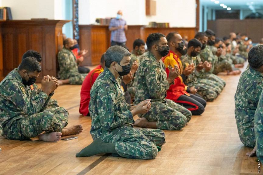 ނަސްރުގެ ދުވަހު ސިފައިން ޖަމާއަތުގައި ނަމާދު ކުރަނީ -- ސަން ފޮޓޯ/ މުހައްމަދު ހައްޔާން 