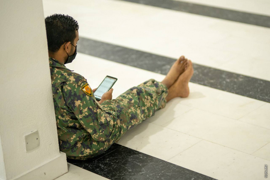 ނަސްރުގެ ދުވަހު ސިފައިން ޖަމާއަތުގައި ނަމާދު ކުރަނީ -- ސަން ފޮޓޯ/ މުހައްމަދު ހައްޔާން 