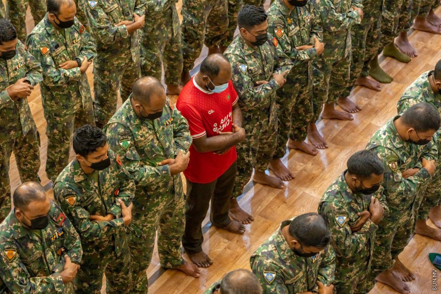 ނަސްރުގެ ދުވަހު ސިފައިން ޖަމާއަތުގައި ނަމާދު ކުރަނީ -- ސަން ފޮޓޯ/ މުހައްމަދު ހައްޔާން 