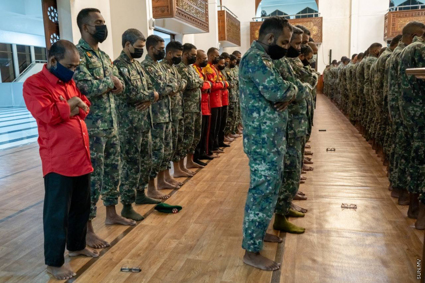 ނަސްރުގެ ދުވަހު ސިފައިން ޖަމާއަތުގައި ނަމާދު ކުރަނީ -- ސަން ފޮޓޯ/ މުހައްމަދު ހައްޔާން 