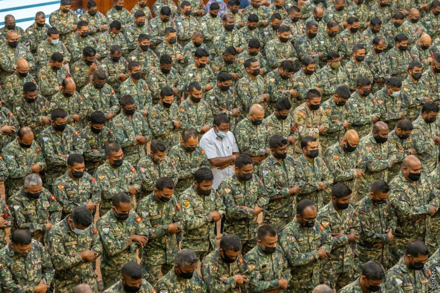 ނަސްރުގެ ދުވަހު ސިފައިން ޖަމާއަތުގައި ނަމާދު ކުރަނީ -- ސަން ފޮޓޯ/ މުހައްމަދު ހައްޔާން 