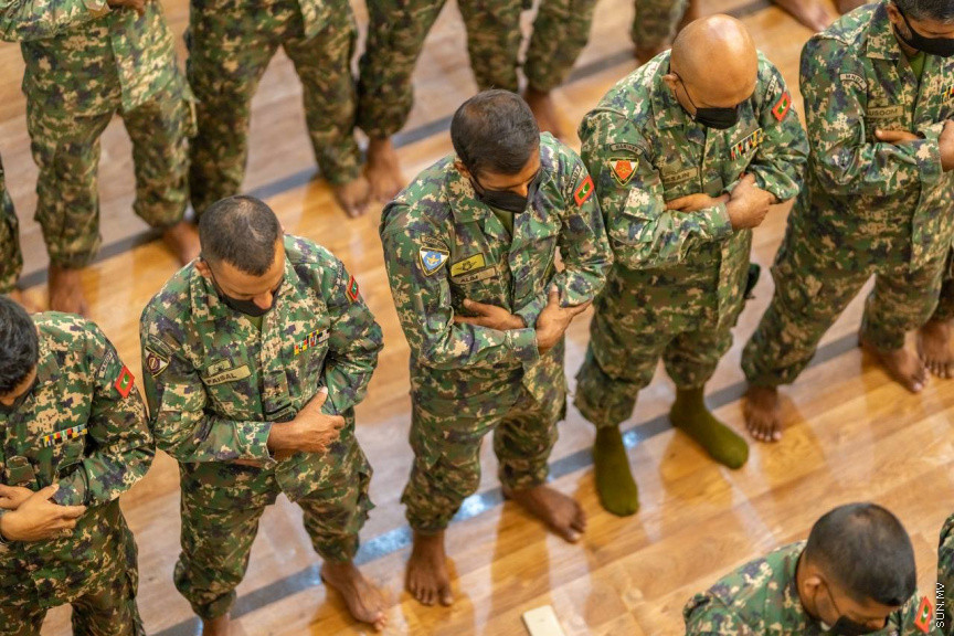 ނަސްރުގެ ދުވަހު ސިފައިން ޖަމާއަތުގައި ނަމާދު ކުރަނީ -- ސަން ފޮޓޯ/ މުހައްމަދު ހައްޔާން 