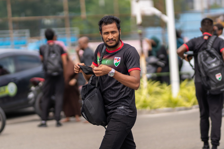 ދިވްހި ގައުމީ ފުޓުބޯޅަ ޓީމު މަހިންދަ ރާޖަޕަކްސަ ޓްރޮފީ އަށް ސްރީލަންކާ އަށް ފުރުމުގެ ތެރެއިން -- ސަން ފޮޓޯ/މުހައްމަދު ހައްޔާން