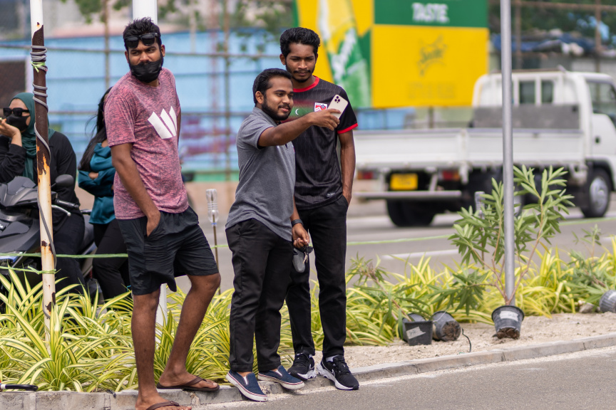 ދިވްހި ގައުމީ ފުޓުބޯޅަ ޓީމު މަހިންދަ ރާޖަޕަކްސަ ޓްރޮފީ އަށް ސްރީލަންކާ އަށް ފުރުމުގެ ތެރެއިން -- ސަން ފޮޓޯ/މުހައްމަދު ހައްޔާން