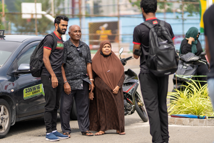 ދިވްހި ގައުމީ ފުޓުބޯޅަ ޓީމު މަހިންދަ ރާޖަޕަކްސަ ޓްރޮފީ އަށް ސްރީލަންކާ އަށް ފުރުމުގެ ތެރެއިން -- ސަން ފޮޓޯ/މުހައްމަދު ހައްޔާން