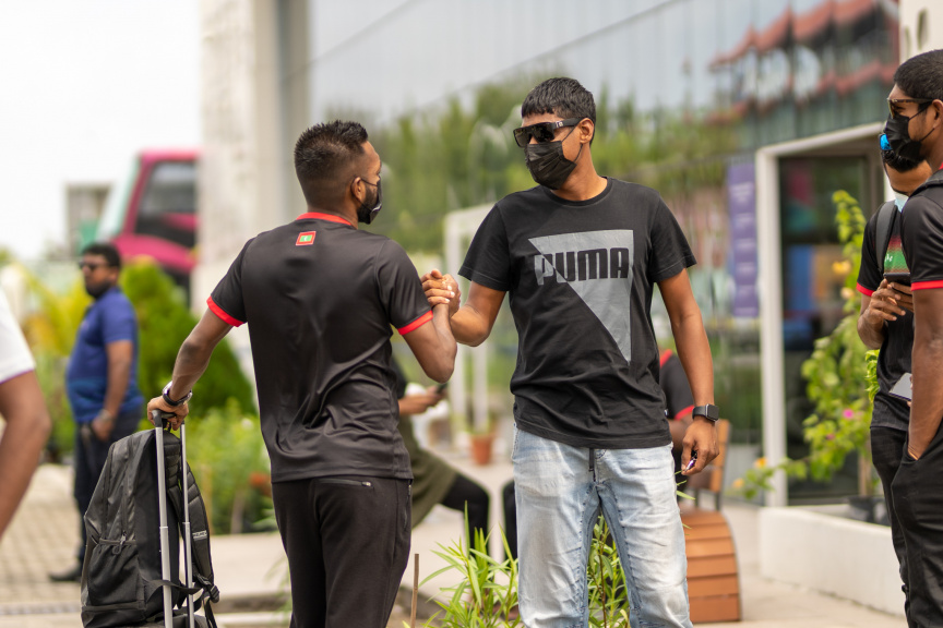 ދިވްހި ގައުމީ ފުޓުބޯޅަ ޓީމު މަހިންދަ ރާޖަޕަކްސަ ޓްރޮފީ އަށް ސްރީލަންކާ އަށް ފުރުމުގެ ތެރެއިން -- ސަން ފޮޓޯ/މުހައްމަދު ހައްޔާން