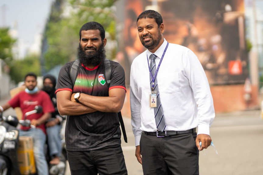 ދިވްހި ގައުމީ ފުޓުބޯޅަ ޓީމު މަހިންދަ ރާޖަޕަކްސަ ޓްރޮފީ އަށް ސްރީލަންކާ އަށް ފުރުމުގެ ތެރެއިން -- ސަން ފޮޓޯ/މުހައްމަދު ހައްޔާން