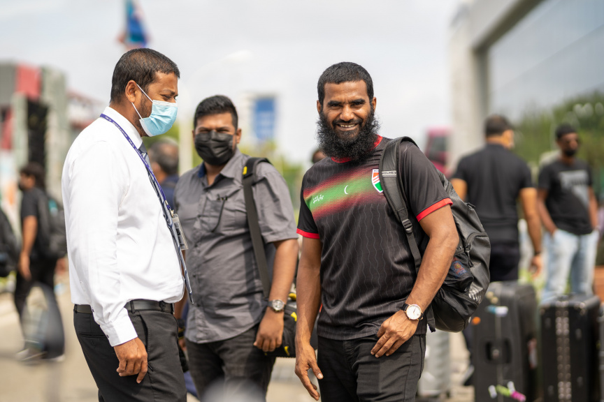 ދިވްހި ގައުމީ ފުޓުބޯޅަ ޓީމު މަހިންދަ ރާޖަޕަކްސަ ޓްރޮފީ އަށް ސްރީލަންކާ އަށް ފުރުމުގެ ތެރެއިން -- ސަން ފޮޓޯ/މުހައްމަދު ހައްޔާން