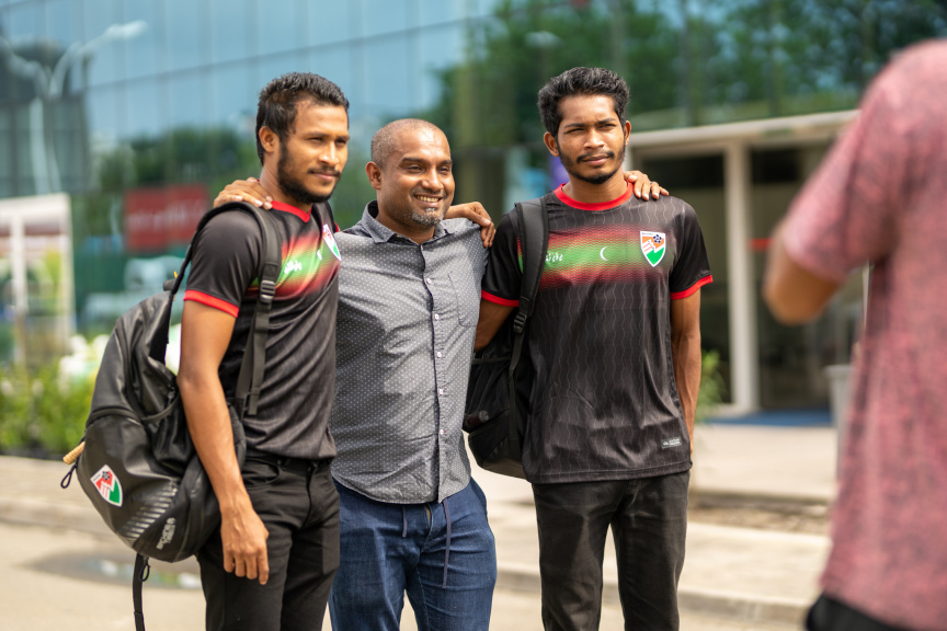 ދިވްހި ގައުމީ ފުޓުބޯޅަ ޓީމު މަހިންދަ ރާޖަޕަކްސަ ޓްރޮފީ އަށް ސްރީލަންކާ އަށް ފުރުމުގެ ތެރެއިން -- ސަން ފޮޓޯ/މުހައްމަދު ހައްޔާން