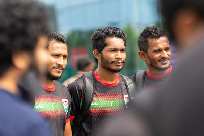 ދިވްހި ގައުމީ ފުޓުބޯޅަ ޓީމު މަހިންދަ ރާޖަޕަކްސަ ޓްރޮފީ އަށް ސްރީލަންކާ އަށް ފުރުމުގެ ތެރެއިން -- ސަން ފޮޓޯ/މުހައްމަދު ހައްޔާން