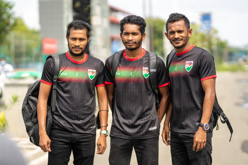 ދިވްހި ގައުމީ ފުޓުބޯޅަ ޓީމު މަހިންދަ ރާޖަޕަކްސަ ޓްރޮފީ އަށް ސްރީލަންކާ އަށް ފުރުމުގެ ތެރެއިން -- ސަން ފޮޓޯ/މުހައްމަދު ހައްޔާން