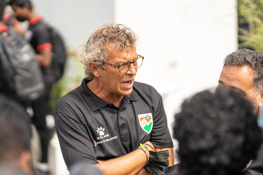 ދިވްހި ގައުމީ ފުޓުބޯޅަ ޓީމު މަހިންދަ ރާޖަޕަކްސަ ޓްރޮފީ އަށް ސްރީލަންކާ އަށް ފުރުމުގެ ކުރިން ގައުމީ ޓީމުގެ ކޯޗު  ފްރެންސެސްކޯ މޮރިއޭރޯ ނޫސްވެރިންނާއި ވާހަކަދައްކަވަނީ -- ސަން ފޮޓޯ/މުހައްމަދު ހައްޔާން
