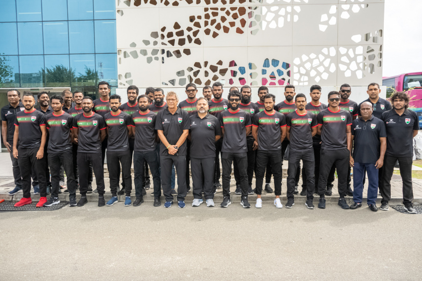 ދިވްހި ގައުމީ ފުޓުބޯޅަ ޓީމު މަހިންދަ ރާޖަޕަކްސަ ޓްރޮފީ އަށް ސްރީލަންކާ އަށް ފުރުމުގެ ތެރެއިން -- ސަން ފޮޓޯ/މުހައްމަދު ހައްޔާން
