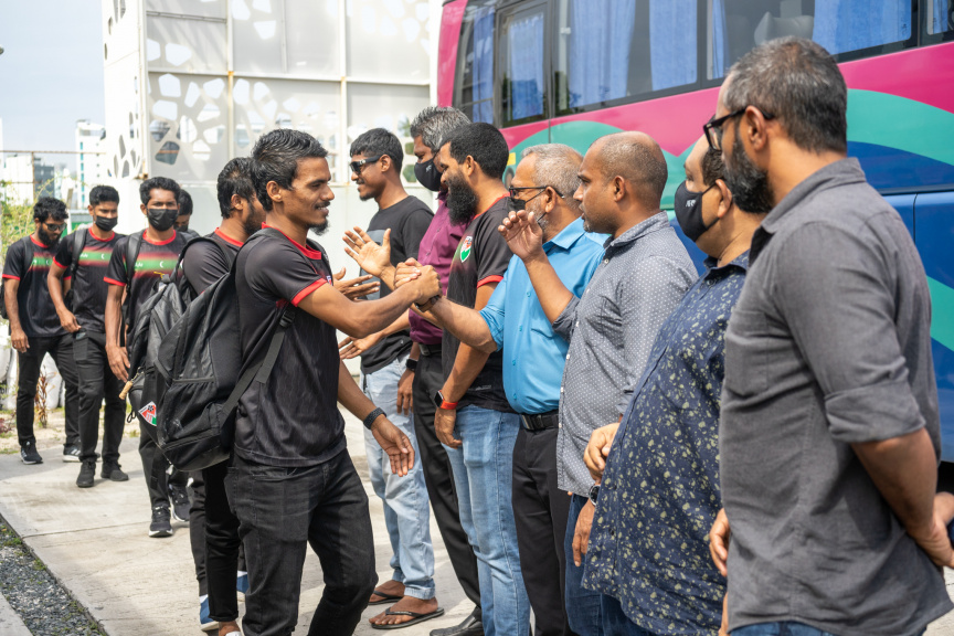 ދިވްހި ގައުމީ ފުޓުބޯޅަ ޓީމު މަހިންދަ ރާޖަޕަކްސަ ޓްރޮފީ އަށް ސްރީލަންކާ އަށް ފުރުމުގެ ތެރެއިން -- ސަން ފޮޓޯ/މުހައްމަދު ހައްޔާން