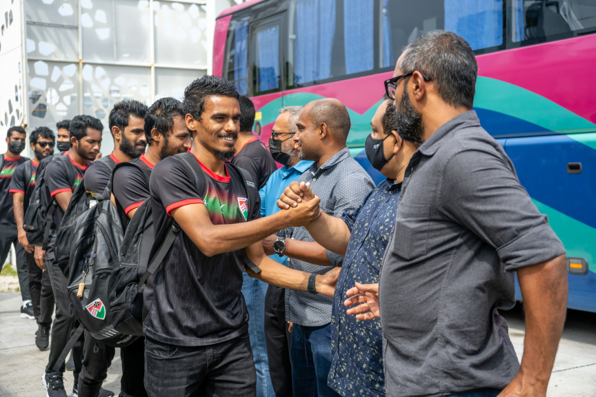 ދިވްހި ގައުމީ ފުޓުބޯޅަ ޓީމު މަހިންދަ ރާޖަޕަކްސަ ޓްރޮފީ އަށް ސްރީލަންކާ އަށް ފުރުމުގެ ތެރެއިން -- ސަން ފޮޓޯ/މުހައްމަދު ހައްޔާން