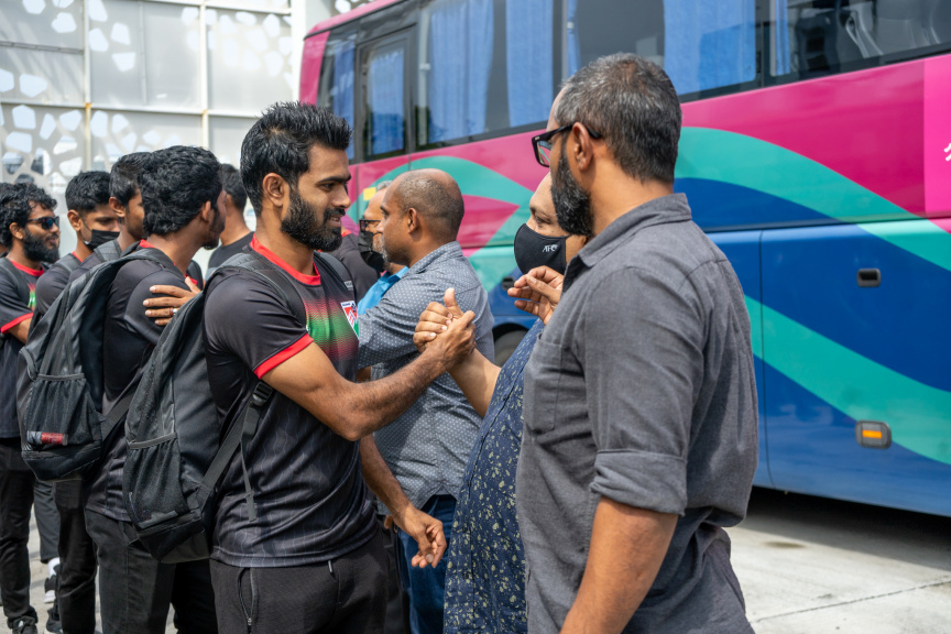 ދިވްހި ގައުމީ ފުޓުބޯޅަ ޓީމު މަހިންދަ ރާޖަޕަކްސަ ޓްރޮފީ އަށް ސްރީލަންކާ އަށް ފުރުމުގެ ތެރެއިން -- ސަން ފޮޓޯ/މުހައްމަދު ހައްޔާން