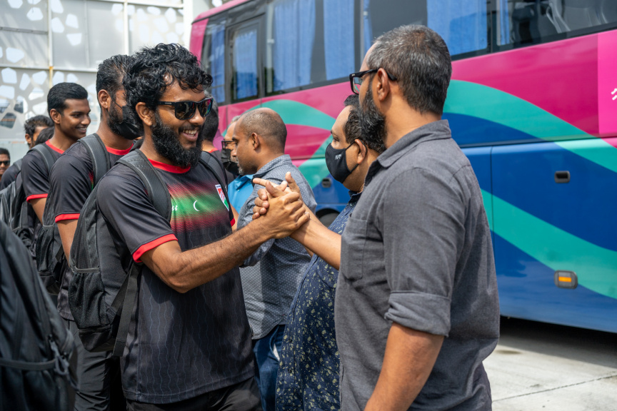 ދިވްހި ގައުމީ ފުޓުބޯޅަ ޓީމު މަހިންދަ ރާޖަޕަކްސަ ޓްރޮފީ އަށް ސްރީލަންކާ އަށް ފުރުމުގެ ތެރެއިން -- ސަން ފޮޓޯ/މުހައްމަދު ހައްޔާން