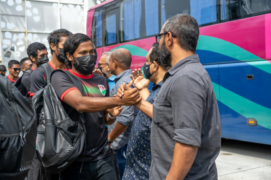 ދިވްހި ގައުމީ ފުޓުބޯޅަ ޓީމު މަހިންދަ ރާޖަޕަކްސަ ޓްރޮފީ އަށް ސްރީލަންކާ އަށް ފުރުމުގެ ތެރެއިން -- ސަން ފޮޓޯ/މުހައްމަދު ހައްޔާން