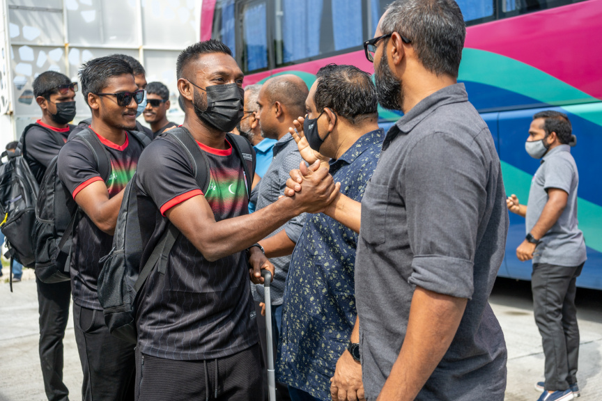 ދިވްހި ގައުމީ ފުޓުބޯޅަ ޓީމު މަހިންދަ ރާޖަޕަކްސަ ޓްރޮފީ އަށް ސްރީލަންކާ އަށް ފުރުމުގެ ތެރެއިން -- ސަން ފޮޓޯ/މުހައްމަދު ހައްޔާން
