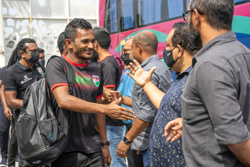 ދިވްހި ގައުމީ ފުޓުބޯޅަ ޓީމު މަހިންދަ ރާޖަޕަކްސަ ޓްރޮފީ އަށް ސްރީލަންކާ އަށް ފުރުމުގެ ތެރެއިން -- ސަން ފޮޓޯ/މުހައްމަދު ހައްޔާން