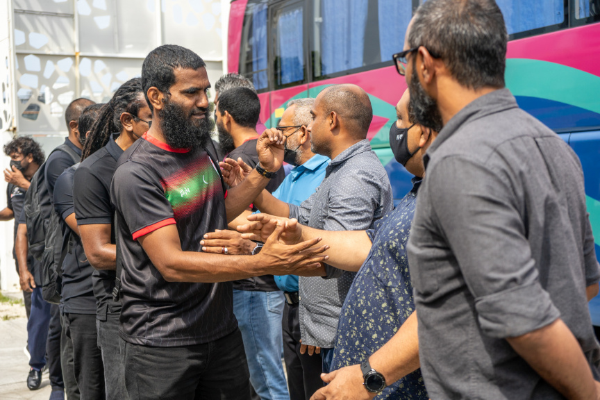 ދިވްހި ގައުމީ ފުޓުބޯޅަ ޓީމު މަހިންދަ ރާޖަޕަކްސަ ޓްރޮފީ އަށް ސްރީލަންކާ އަށް ފުރުމުގެ ތެރެއިން -- ސަން ފޮޓޯ/މުހައްމަދު ހައްޔާން
