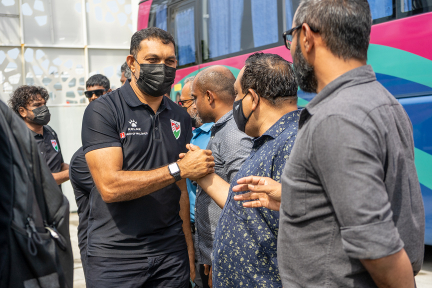 ދިވްހި ގައުމީ ފުޓުބޯޅަ ޓީމު މަހިންދަ ރާޖަޕަކްސަ ޓްރޮފީ އަށް ސްރީލަންކާ އަށް ފުރުމުގެ ތެރެއިން -- ސަން ފޮޓޯ/މުހައްމަދު ހައްޔާން