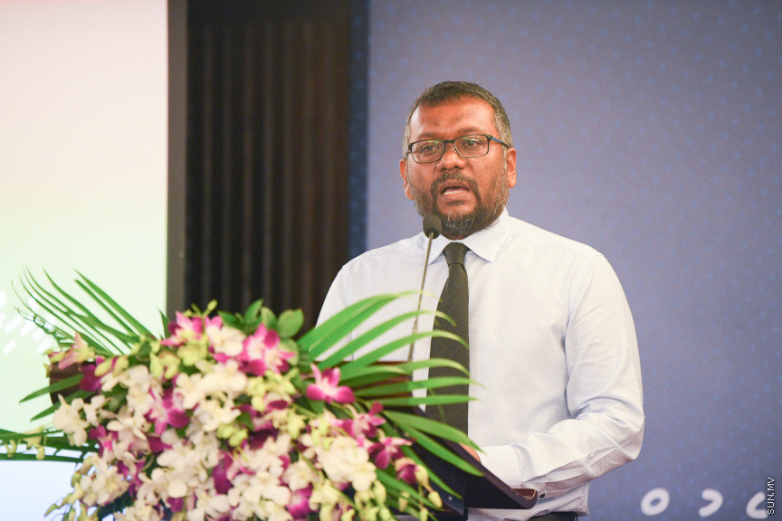 މިނިމަމް ވޭޖު ކަނޑައެޅުމަށް ބޭއްވި ހަފްލާގައި އިކޮނޮމިކް މިނިސްޓަރު ފައްޔާޒް އިސްމާއިލް  ވާހަކަދައްކަވަނީ -- ސަން ފޮޓޯ/ މުހައްމަދު ހައްޔާން